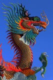 Het Chinese standbeeld van de stijl gouden draak Royalty-vrije Stock Foto Het Chinese standbeeld van de stijl gouden draak Royalty-vrije Stock Foto