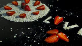 Het close-up op donkere lijst mooie samenstelling van tarwe schilfert, aardbeien en woordliefde af stock footage Het close-up op donkere lijst mooie samenstelling van tarwe schilfert, aardbeien en woordliefde af stock footage
