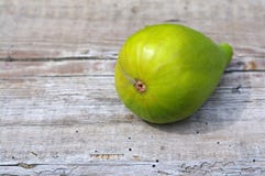 Het close-up van het fig.fruit op een oude houten plank stock foto Het close-up van het fig.fruit op een oude houten plank stock foto