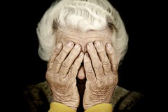 Het close-upportret drukte oude vrouw in behandelend haar gezicht met hand royalty-vrije stock fotografie Het close-upportret drukte oude vrouw in behandelend haar gezicht met hand royalty-vrije stock fotografie
