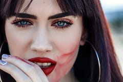 Het close-upportret van mooie jonge vrouw met schone verse huid raakte haar gezicht en vlekkenlippenstift outdoors stock foto Het close-upportret van mooie jonge vrouw met schone verse huid raakte haar gezicht en vlekkenlippenstift outdoors stock foto