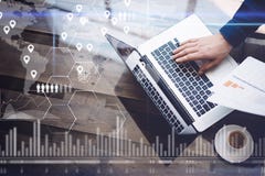 Het concept het digitale scherm, geolocationpictogram, virtueel diagram, grafiek zet om Mens die met laptop op kantoor bij houten Royalty-vrije Stock Afbeeldingen Het concept het digitale scherm, geolocationpictogram, virtueel diagram, grafiek zet om Mens die met laptop op kantoor bij houten Royalty-vrije Stock Afbeeldingen