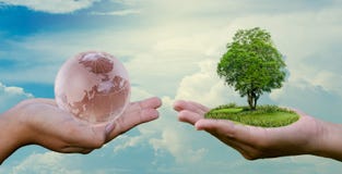 Het concept sparen de wereld sparen milieu de wereld is in de handen van de hemel stock afbeelding Het concept sparen de wereld sparen milieu de wereld is in de handen van de hemel stock afbeelding
