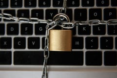 Het concept van de Cyberveiligheid, en zeer belangrijk op laptop computertoetsenbord wordt gesloten, sleutel vóór groene achtergr stock afbeeldingen Het concept van de Cyberveiligheid, en zeer belangrijk op laptop computertoetsenbord wordt gesloten, sleutel vóór groene achtergr stock afbeeldingen
