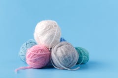 Het concept van de vrije tijdshobby, clew van natuurlijke wol op blauwe achtergrond royalty-vrije stock fotografie Het concept van de vrije tijdshobby, clew van natuurlijke wol op blauwe achtergrond royalty-vrije stock fotografie