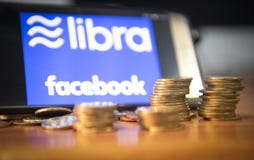 Het concept van het Weegschaalmuntstuk blockchain/Nieuwe projectlibra een cryptocurrency die door Facebook wordt gelanceerd zien royalty-vrije stock foto Het concept van het Weegschaalmuntstuk blockchain/Nieuwe projectlibra een cryptocurrency die door Facebook wordt gelanceerd zien royalty-vrije stock foto
