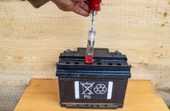 Het controleren van de elektrolytdichtheid van de batterij met een hydrometer royalty-vrije stock fotografie Het controleren van de elektrolytdichtheid van de batterij met een hydrometer royalty-vrije stock fotografie