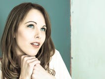 Het creatieve Gestemde Portret van het Gelukkige Glimlachen ontspande Jonge Caucasi stock afbeeldingen Het creatieve Gestemde Portret van het Gelukkige Glimlachen ontspande Jonge Caucasi stock afbeeldingen