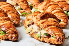 Het Croissantsandwich van de kippensalade royalty-vrije stock afbeelding Het Croissantsandwich van de kippensalade royalty-vrije stock afbeelding
