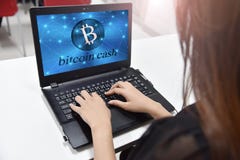 Het cryptocurrenciesconcept van het Blockchainnetwerk, is een onafbreekbaar digitaal grootboek van economische transacties royalty-vrije stock foto Het cryptocurrenciesconcept van het Blockchainnetwerk, is een onafbreekbaar digitaal grootboek van economische transacties royalty-vrije stock foto
