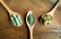 Het de Andrographispaniculata, capsules en poeder vormen zich op een houten lepel, bruine houten vloer royalty-vrije stock afbeeldingen Het de Andrographispaniculata, capsules en poeder vormen zich op een houten lepel, bruine houten vloer royalty-vrije stock afbeeldingen