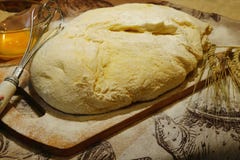 Het deeg voor het bakken van een pastei ligt op de lijst in de keuken royalty-vrije stock afbeeldingen Het deeg voor het bakken van een pastei ligt op de lijst in de keuken royalty-vrije stock afbeeldingen