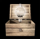 Het denken buiten de Doos Lightbulb royalty-vrije stock foto's Het denken buiten de Doos Lightbulb royalty-vrije stock foto's