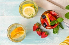 Het Detoxfruit goot op smaak gebracht water stock foto Het Detoxfruit goot op smaak gebracht water stock foto