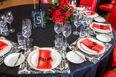 Het dienen van de huwelijkslijst, mooi feestelijk decor in rood stock afbeeldingen Het dienen van de huwelijkslijst, mooi feestelijk decor in rood stock afbeeldingen