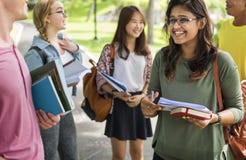 Het diverse Jonge Concept van het Studentenboek in openlucht stock afbeelding Het diverse Jonge Concept van het Studentenboek in openlucht stock afbeelding