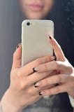 Het donkerbruine meisje neemt selfie op een moderne aanrakingssmartphone royalty-vrije stock foto's Het donkerbruine meisje neemt selfie op een moderne aanrakingssmartphone royalty-vrije stock foto's