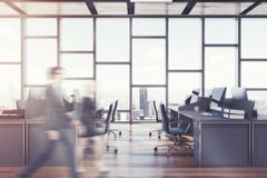 Het donkere houten bureau van de vloeropen plek, voorzijde, mensen Stock Foto's