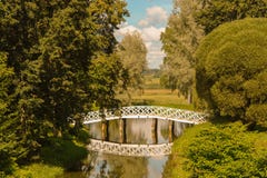 Het dorp van Mikhailovskoe reserveert een plaats in het gebied van Pskov stock foto Het dorp van Mikhailovskoe reserveert een plaats in het gebied van Pskov stock foto