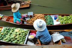 Het drijven markt Thailand royalty-vrije stock afbeeldingen Het drijven markt Thailand royalty-vrije stock afbeeldingen
