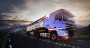 Het drijven van de vrachtwagen bij schemer/motieonduidelijk beeld stock foto's Het drijven van de vrachtwagen bij schemer/motieonduidelijk beeld stock foto's