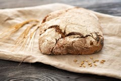 Het eigengemaakte brood ligt op een houten lijst royalty-vrije stock foto Het eigengemaakte brood ligt op een houten lijst royalty-vrije stock foto