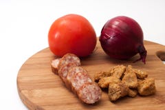 Het eigengemaakte worst en varkensvlees krassen gediend met tomaten en o stock foto's Het eigengemaakte worst en varkensvlees krassen gediend met tomaten en o stock foto's