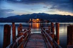 Het eiland van San Giulio stock fotografie Het eiland van San Giulio stock fotografie
