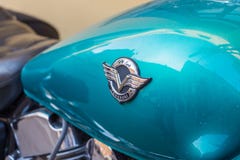 Het embleem op de brandstoftank van een close-up van motorfietskawasaki royalty-vrije stock fotografie Het embleem op de brandstoftank van een close-up van motorfietskawasaki royalty-vrije stock fotografie