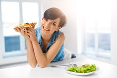 Het eten van Italiaans Voedsel Vrouw die pizza eet Snel Voedselvoeding Li royalty-vrije stock foto's Het eten van Italiaans Voedsel Vrouw die pizza eet Snel Voedselvoeding Li royalty-vrije stock foto's