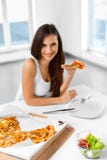 Het eten van snel voedsel Vrouw die Italiaanse Pizza eten voeding Dieet, L royalty-vrije stock fotografie Het eten van snel voedsel Vrouw die Italiaanse Pizza eten voeding Dieet, L royalty-vrije stock fotografie