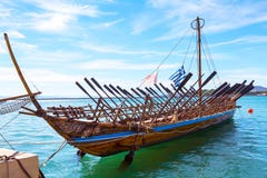 Het exemplaar van het Argoschip van voorhistorisch schip in haven Volos, Griekenland stock fotografie Het exemplaar van het Argoschip van voorhistorisch schip in haven Volos, Griekenland stock fotografie