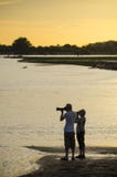 Het fotograferen van Rufiji-rivier in zonsondergang royalty-vrije stock foto's Het fotograferen van Rufiji-rivier in zonsondergang royalty-vrije stock foto's