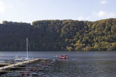 Het Gebied van Hagen, Ruhr, Noordrijn-Westfalen, Duitsland - Ocotober 14 2017: Harkortseemeer op een zonnige dag stock fotografie Het Gebied van Hagen, Ruhr, Noordrijn-Westfalen, Duitsland - Ocotober 14 2017: Harkortseemeer op een zonnige dag stock fotografie