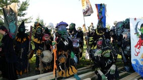 Het Gebied van Moskou, RUSLAND - Augustus 22, 2018: Cosplayers die Warhammer het gepantserde kostuum van het strijderskarakter vo stock videobeelden Het Gebied van Moskou, RUSLAND - Augustus 22, 2018: Cosplayers die Warhammer het gepantserde kostuum van het strijderskarakter vo stock videobeelden