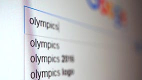 Het gebruiken van Internet-zoekmachine om informatie te vinden over woordolympics Macrovideo stock videobeelden Het gebruiken van Internet-zoekmachine om informatie te vinden over woordolympics Macrovideo stock videobeelden