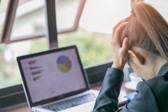 Het gefrustreerde droevige vermoeide vrouwengevoel maakte zich over probleem met zaken, Bedrijfsdievrouw van het werken aan lapto royalty-vrije stock afbeelding Het gefrustreerde droevige vermoeide vrouwengevoel maakte zich over probleem met zaken, Bedrijfsdievrouw van het werken aan lapto royalty-vrije stock afbeelding