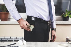 Het geld van de mensenhand op zak stock afbeelding Het geld van de mensenhand op zak stock afbeelding