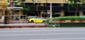 Het gele Lamborghini Gallardo-drijven zeer snel op de straat Het onduidelijke beeld van de motie royalty-vrije stock foto Het gele Lamborghini Gallardo-drijven zeer snel op de straat Het onduidelijke beeld van de motie royalty-vrije stock foto