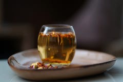 Het gelijk maken van Hete Thee in het Glas stock afbeeldingen Het gelijk maken van Hete Thee in het Glas stock afbeeldingen