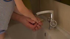 Het gelukkige bejaarde wast zijn handen op kraan van zijn hand en gezicht aan zijn kleine zoon en veegt hem met handdoek af de va stock video Het gelukkige bejaarde wast zijn handen op kraan van zijn hand en gezicht aan zijn kleine zoon en veegt hem met handdoek af de va stock video