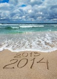 Het gelukkige concept van de Nieuwjaar 2014 was weg 2013 op overzees strand Royalty-vrije Stock Afbeeldingen Het gelukkige concept van de Nieuwjaar 2014 was weg 2013 op overzees strand Royalty-vrije Stock Afbeeldingen