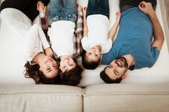 Het gelukkige familie genieten van van comfort ligt op matras binnen meubilairopslag royalty-vrije stock afbeelding Het gelukkige familie genieten van van comfort ligt op matras binnen meubilairopslag royalty-vrije stock afbeelding