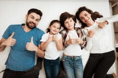 Het gelukkige familie genieten van van comfort ligt op matras binnen meubilairopslag stock afbeeldingen Het gelukkige familie genieten van van comfort ligt op matras binnen meubilairopslag stock afbeeldingen