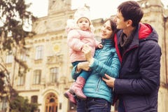 Het gelukkige houden van family& x28; moeder, vader en weinig dochter kid& x29; outd stock foto's Het gelukkige houden van family& x28; moeder, vader en weinig dochter kid& x29; outd stock foto's