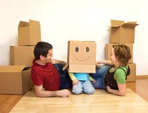 Het gelukkige jonge familie spelen stock afbeeldingen Het gelukkige jonge familie spelen stock afbeeldingen