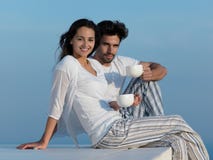 Het gelukkige jonge romantische paar heeft pret arelax thuis ontspannen royalty-vrije stock fotografie Het gelukkige jonge romantische paar heeft pret arelax thuis ontspannen royalty-vrije stock fotografie