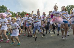 Het gelukkige kinderen springen stock foto Het gelukkige kinderen springen stock foto