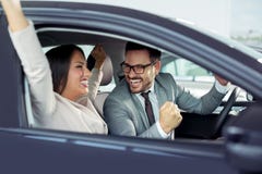 Het gelukkige mooie paar kiest een nieuwe auto bij het handel drijven royalty-vrije stock foto's Het gelukkige mooie paar kiest een nieuwe auto bij het handel drijven royalty-vrije stock foto's