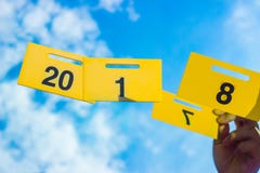 Het gelukkige Nieuwjaar 2018 is komend concept Het gelukkige Nieuwjaar 2018 vervangt aan het concept van 2017 met handholding van Stock Afbeeldingen Het gelukkige Nieuwjaar 2018 is komend concept Het gelukkige Nieuwjaar 2018 vervangt aan het concept van 2017 met handholding van Stock Afbeeldingen